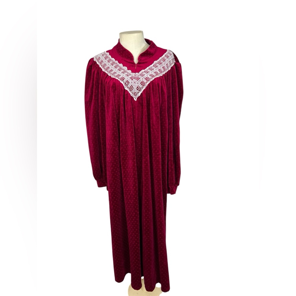 Vintage housecoat robe velvety red lace trim M/L pockets